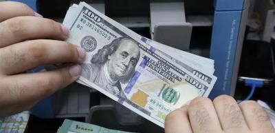 الدولار يتراجع لأدنى مستوى
