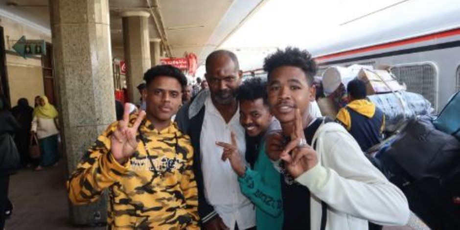 «السكة الحديد» تسير قطارا خاصا لنقل مئات الأسر السودانية ضمن العودة الطوعية