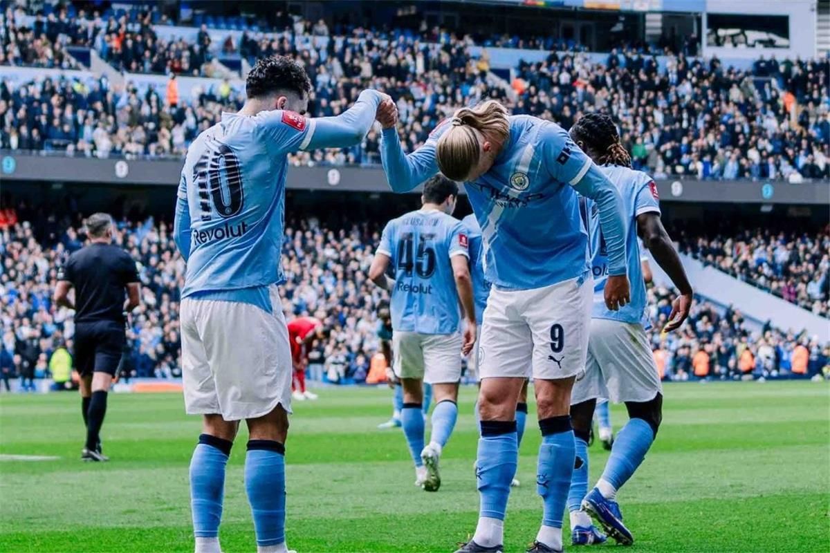 صراع اللقب يشتعل: مانشستر سيتي يتربص بقمة أرسنال...