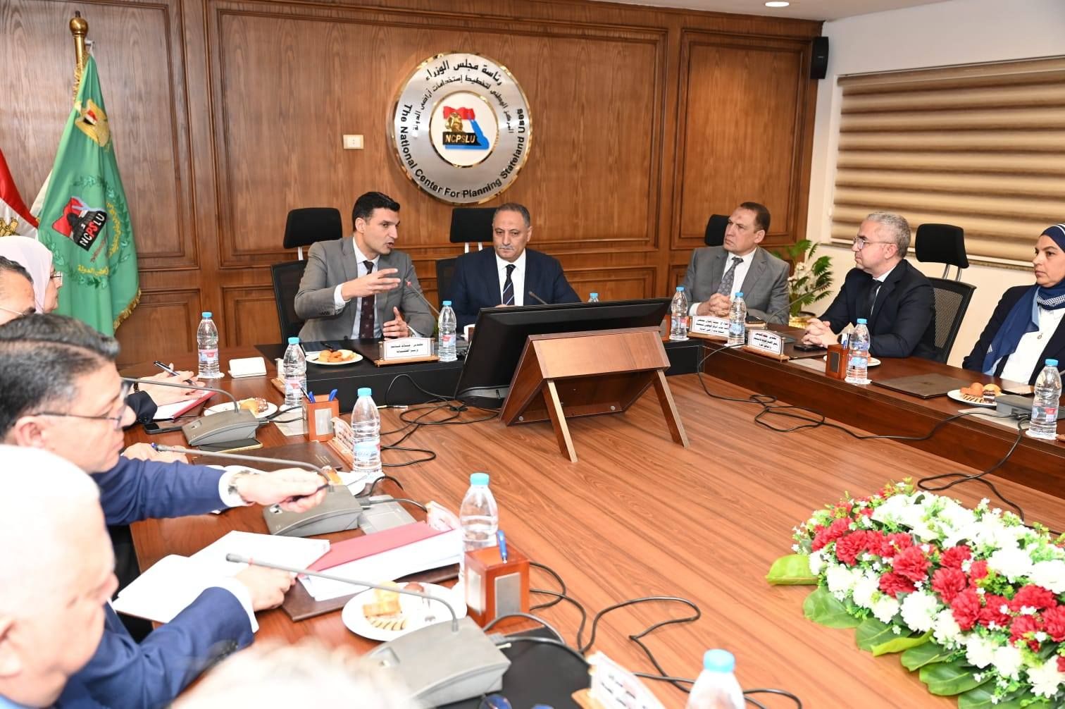 وزير الصناعة يبحث حوكمة منظومة طرح الأراضي وتيسير الإجراءات على المستثمرين