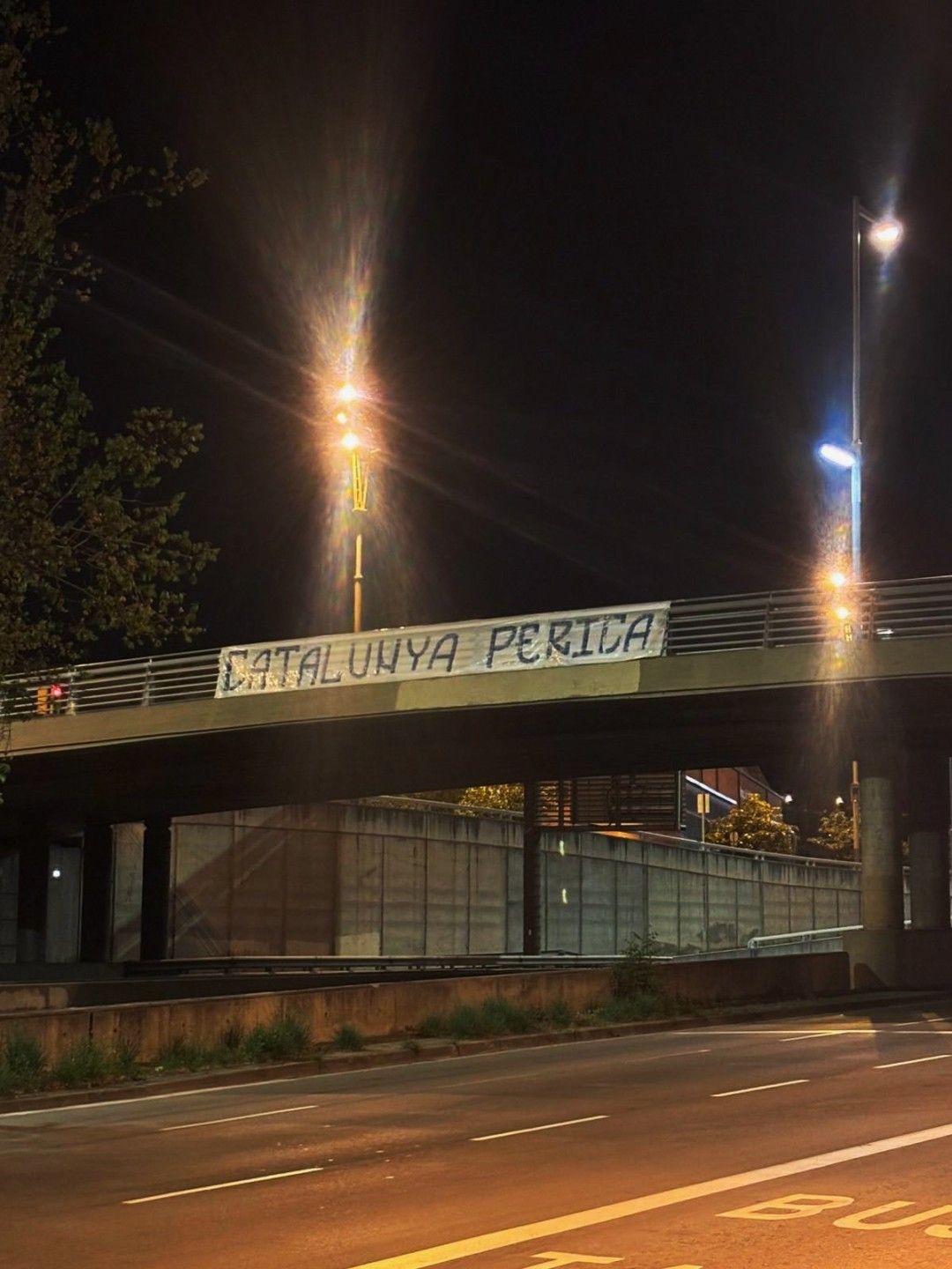 طبول الحرب تُقرع في كتالونيا: لافتات ”استفزازية” لجماهير...