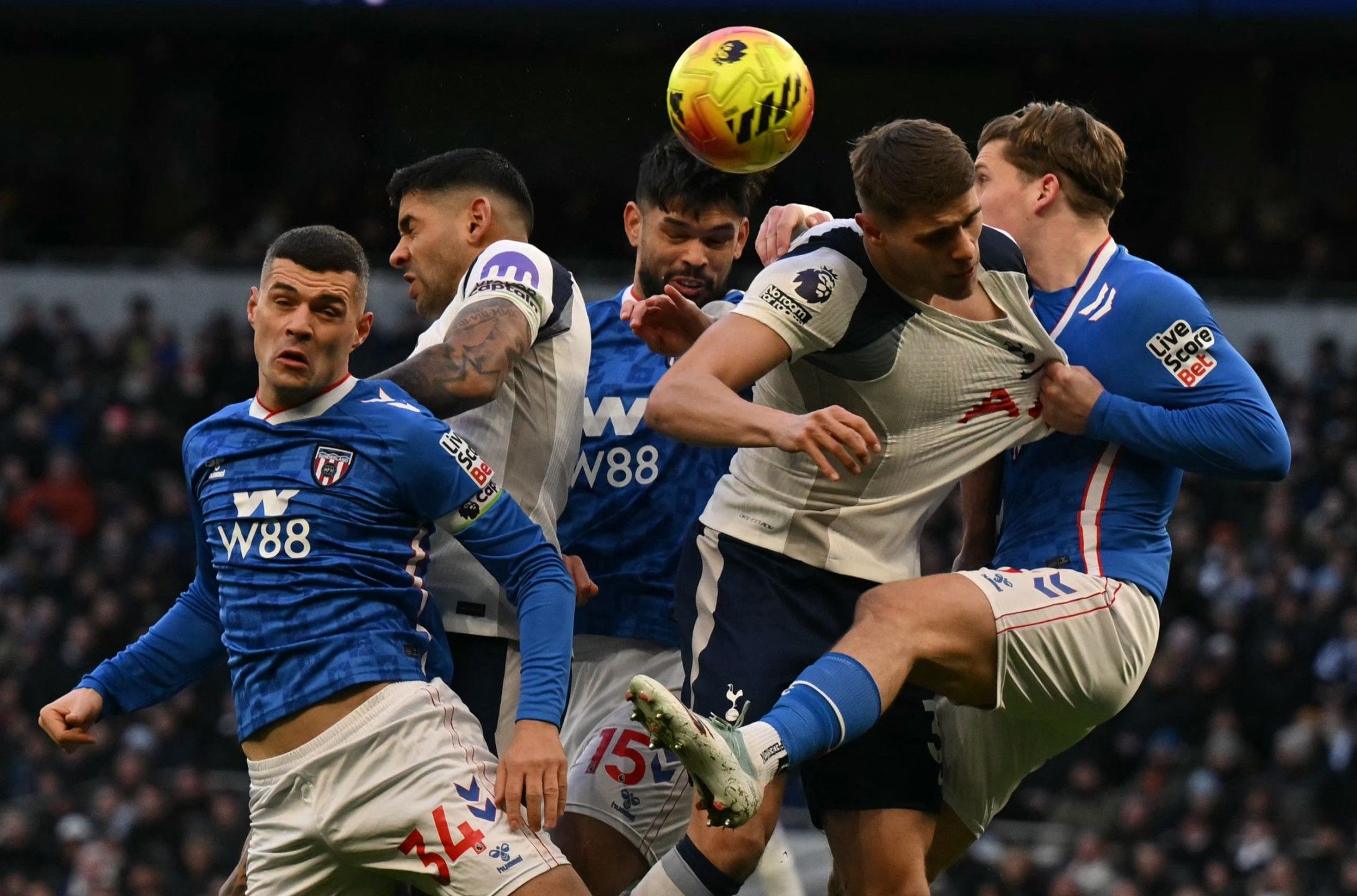 اطّلع على علي المجانية.. القنوات الناقلة لمباراة توتنهام ضد...