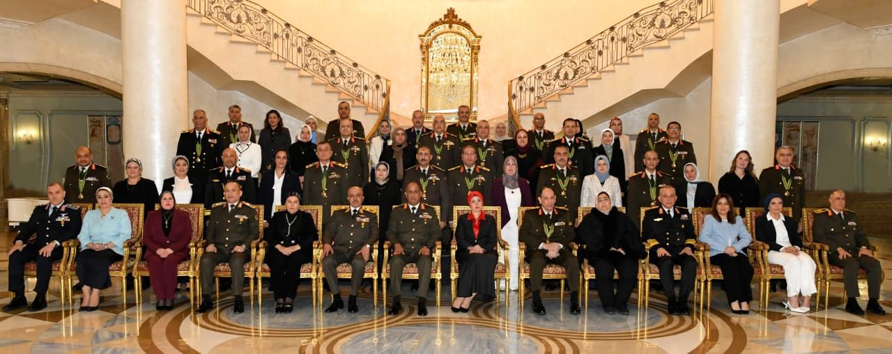 الفريق أشرف سالم زاهر القائد العام للقوات المسلحة وزير الدفاع والإنتاج الحربى يكرم عدداً من القادة الذين أوفوا العطاء بالقوات المسلحة