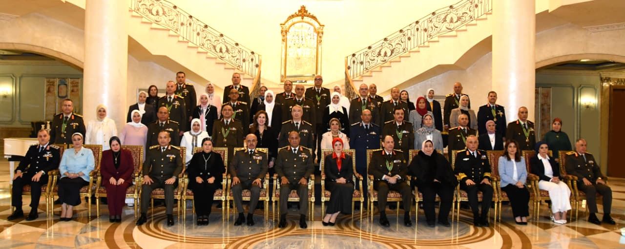 الفريق أشرف سالم زاهر القائد العام للقوات المسلحة وزير الدفاع والإنتاج الحربى يكرم عدداً من القادة الذين أوفوا العطاء بالقوات المسلحة