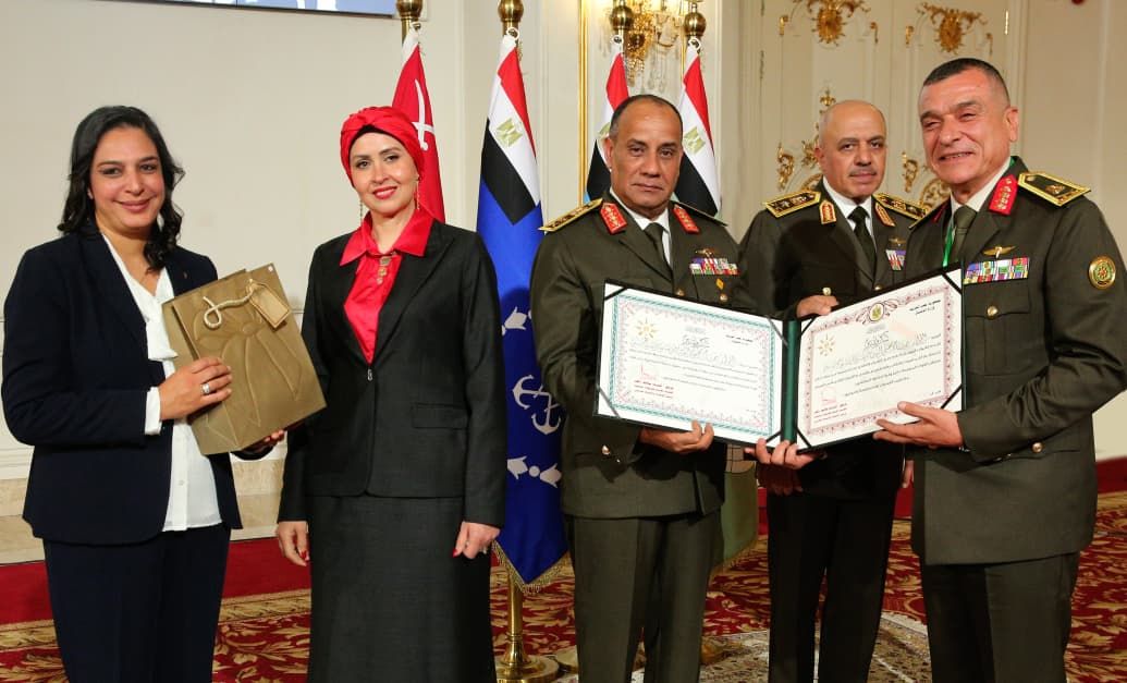 الفريق أشرف سالم زاهر القائد العام للقوات المسلحة وزير الدفاع والإنتاج الحربى يكرم عدداً من القادة الذين أوفوا العطاء بالقوات المسلحة