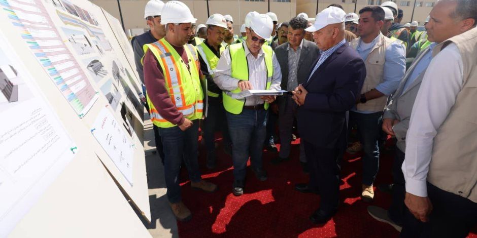 وزير النقل يجري جولة بمشروع مونوريل غرب النيل