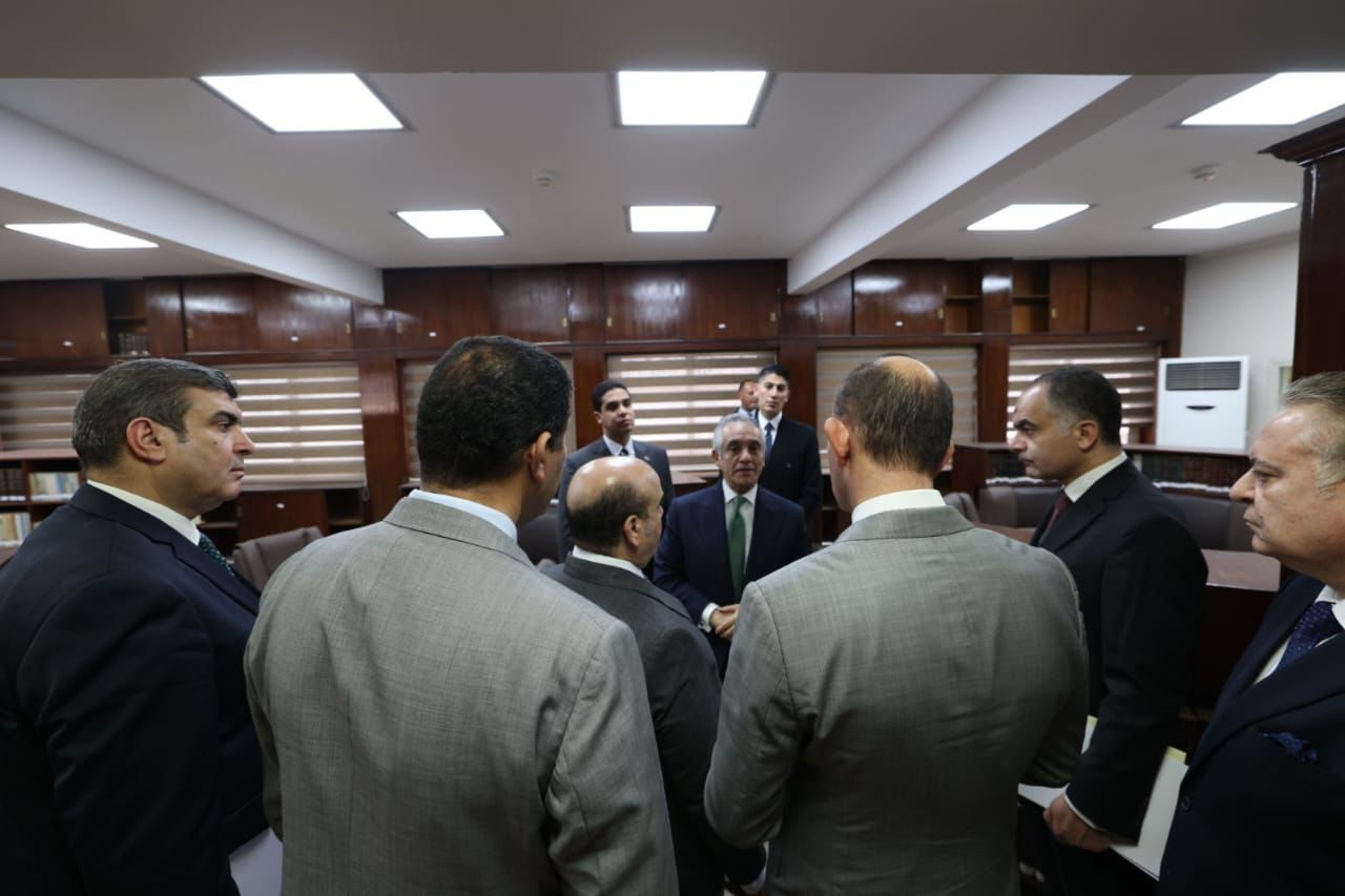 تطبيقا للعمل عن بُعد.. وزير العدل يباشر مهامه من مركز الدراسات ويعقد لقاءً مع نادي مجلس الدولة