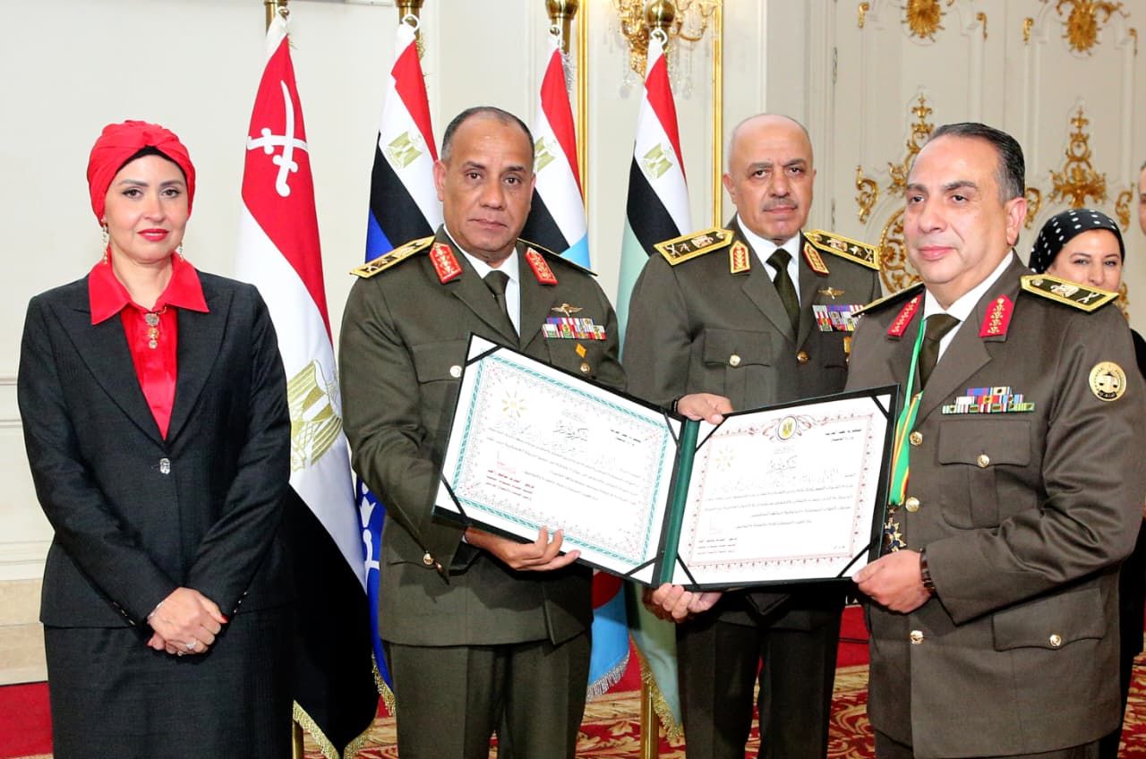 الفريق أشرف سالم زاهر القائد العام للقوات المسلحة وزير الدفاع والإنتاج الحربى يكرم عدداً من القادة الذين أوفوا العطاء بالقوات المسلحة
