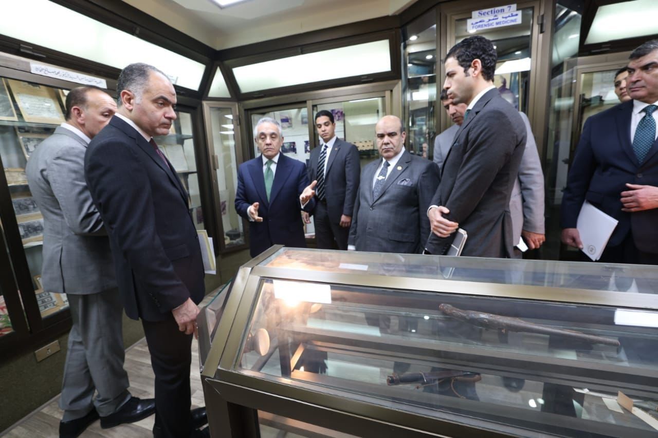 تطبيقا للعمل عن بُعد.. وزير العدل يباشر مهامه من مركز الدراسات ويعقد لقاءً مع نادي مجلس الدولة