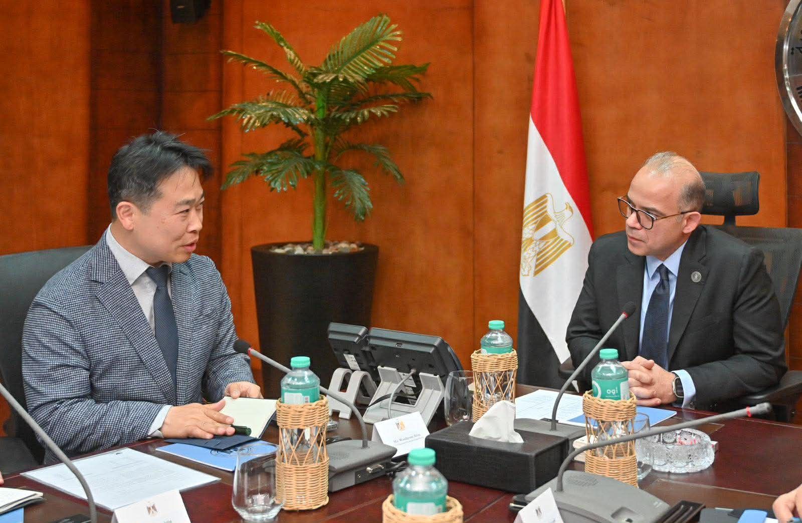 وزير الاستثمار يبحث مع سامسونج وإل جي خطط التوسع الاستثماري وزيادة نسبة المكون المحلي