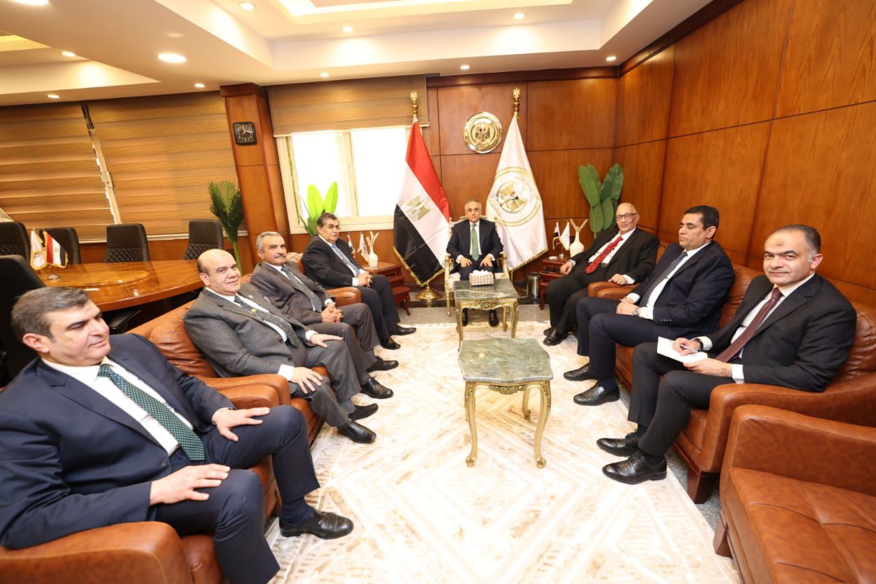 تطبيقا للعمل عن بُعد.. وزير العدل يباشر مهامه من مركز الدراسات ويعقد لقاءً مع نادي مجلس الدولة