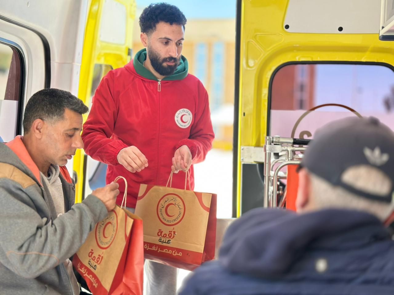 مصر تمد غزة بـ 155 ألف سلة غذائية وتستقبل الدفعة 34 من المصابين