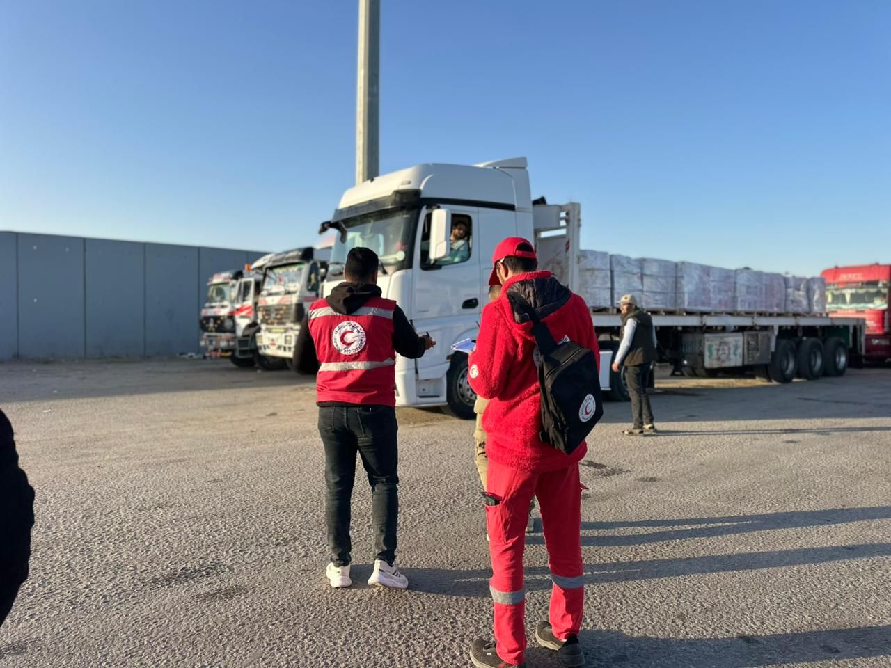 مصر تمد غزة بـ 155 ألف سلة غذائية وتستقبل الدفعة 34 من المصابين