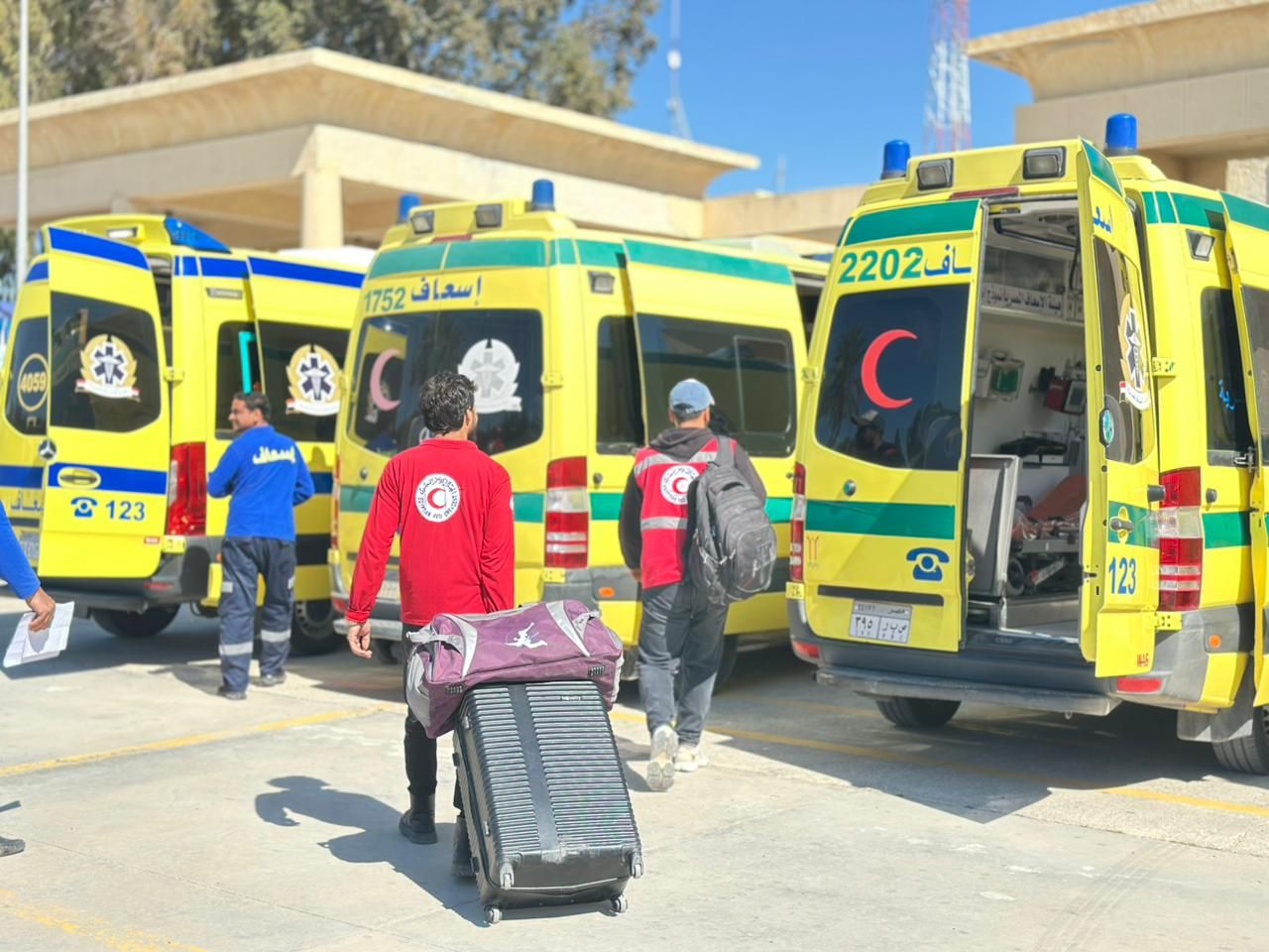 مصر تمد غزة بـ 155 ألف سلة غذائية وتستقبل الدفعة 34 من المصابين