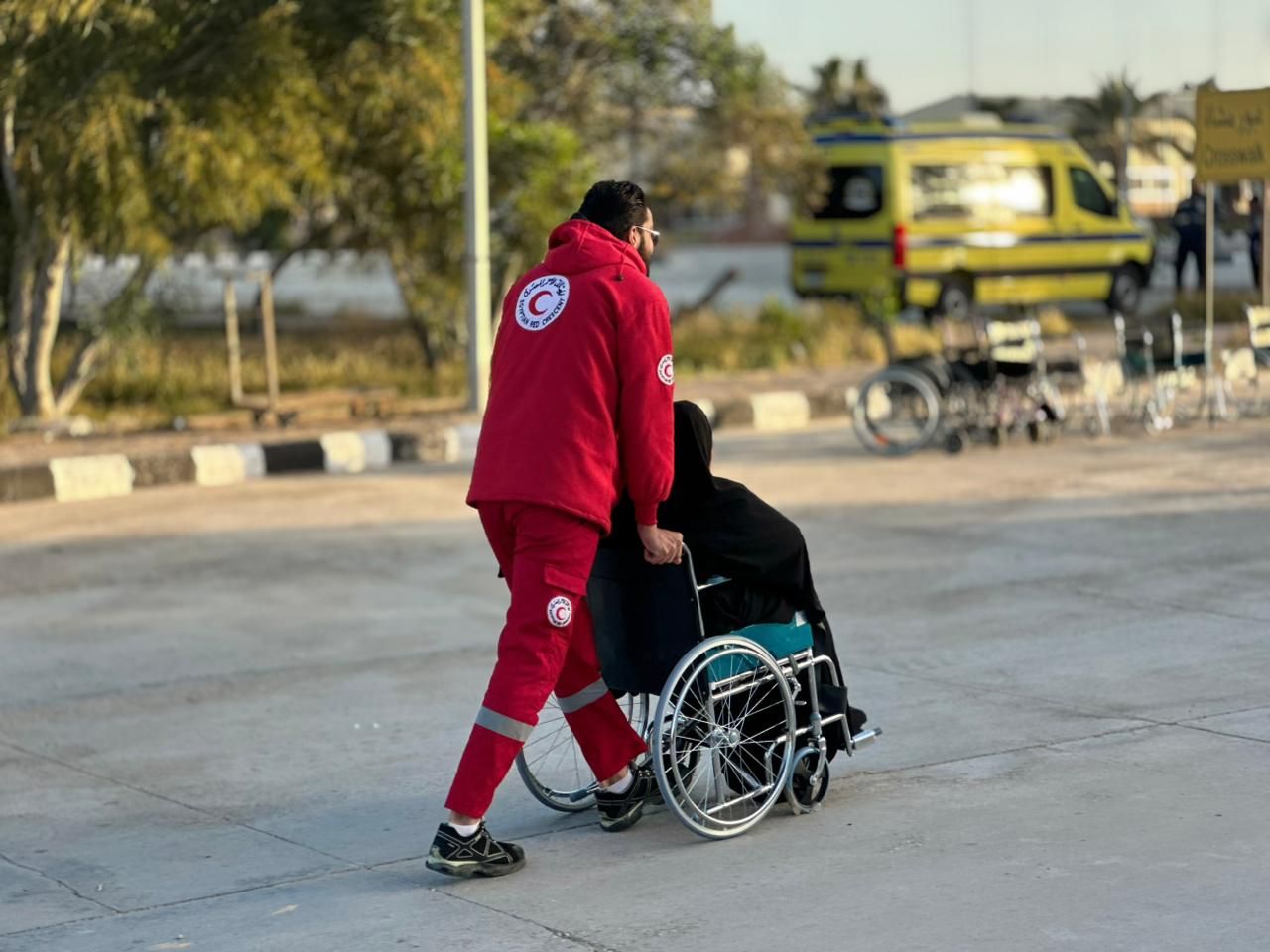 مصر تمد غزة بـ 155 ألف سلة غذائية وتستقبل الدفعة 34 من المصابين