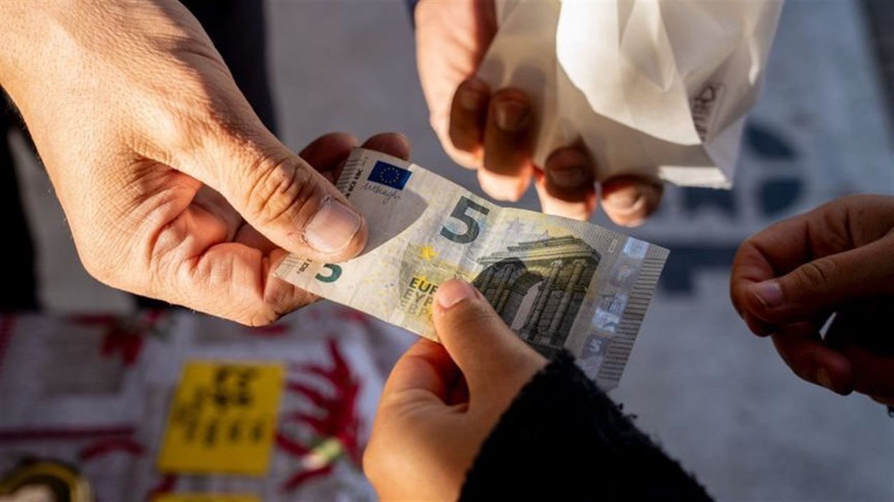 كم سجل الآن بعد الإجازة؟.. سعر اليورو أمام...