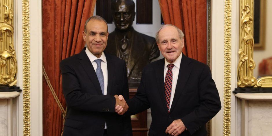 وزير الخارجية يلتقي رئيس لجنة العلاقات الخارجية بمجلس الشيوخ الأمريكي