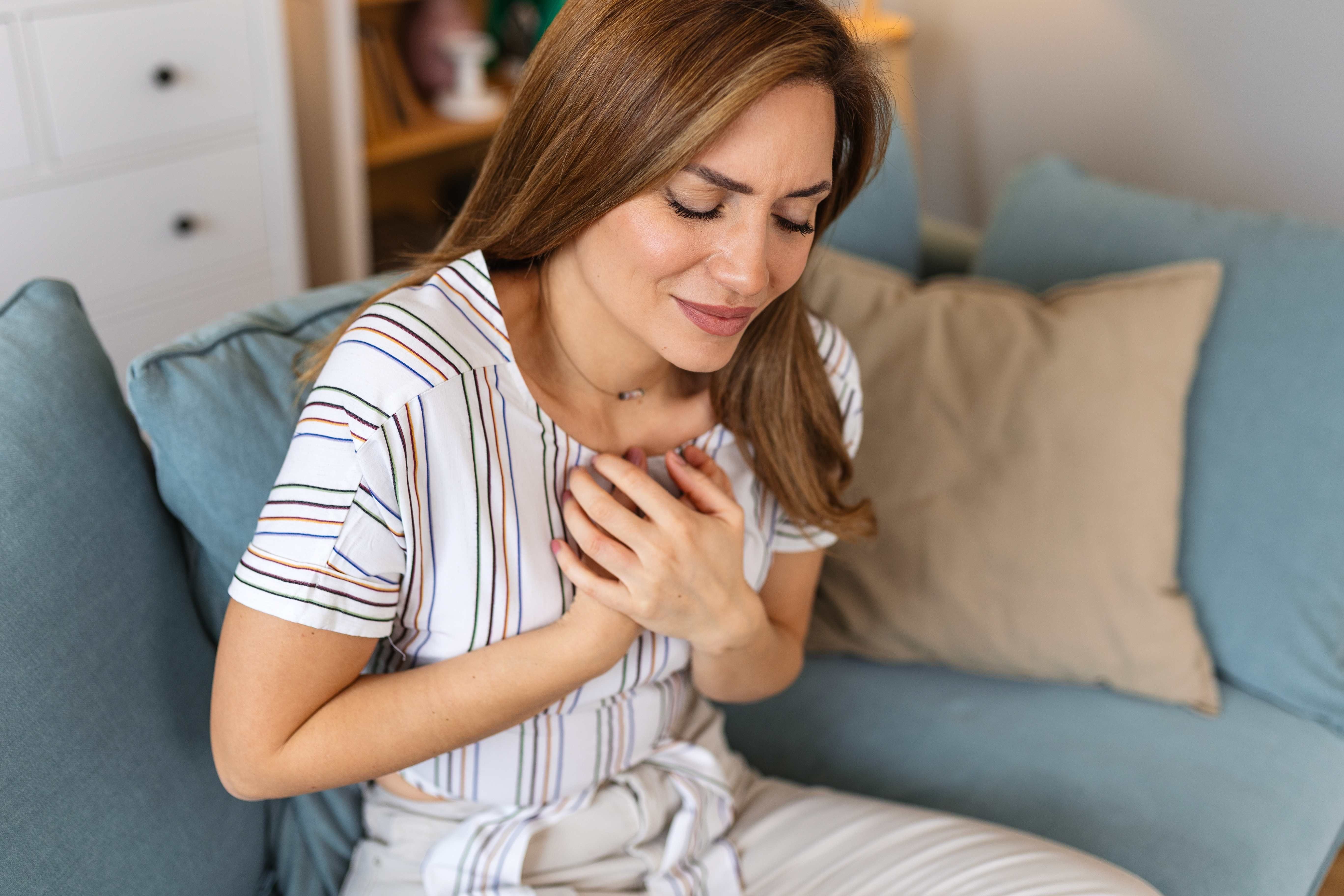 الفرق بين الأزمة القلبية وارتجاع المريء: انتبهي.. قلبكِ يخدعكِ!