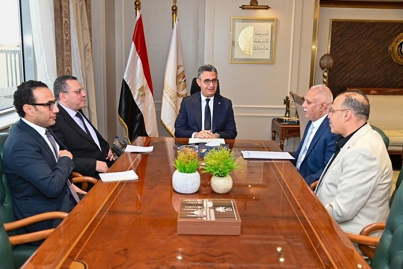 وزير التموين يؤكد انتظام توافر السلع وصرف المقررات والمنحة والالتزام بمواعيد عمل المنافذ