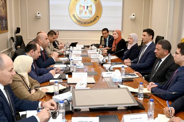 تعاون بين الصناعة والعمل لرفع كفاءة العمالة في المناطق الإنتاجية