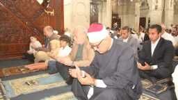 الملك أحمد فؤاد الثاني يؤدي صلاة الجمعة بمسجد...