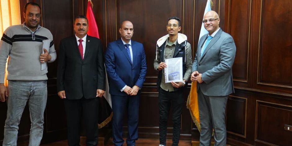 وزير العمل يبدأ زيارته بلقاء المحافظ لتعزيز التعاون في ملفات سوق العمل