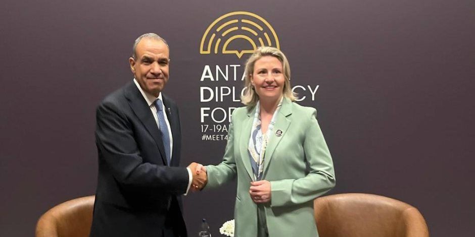 بدر عبد العاطي يبحث مع المديرة التنفيذية لمركز تطوير سياسات الهجرة تعزيز التعاون