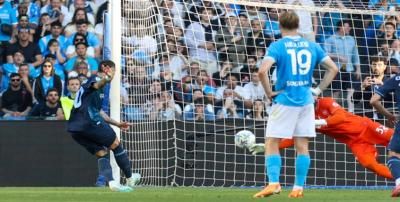 لاتسيو يحبط نابولي وروما يتعثر