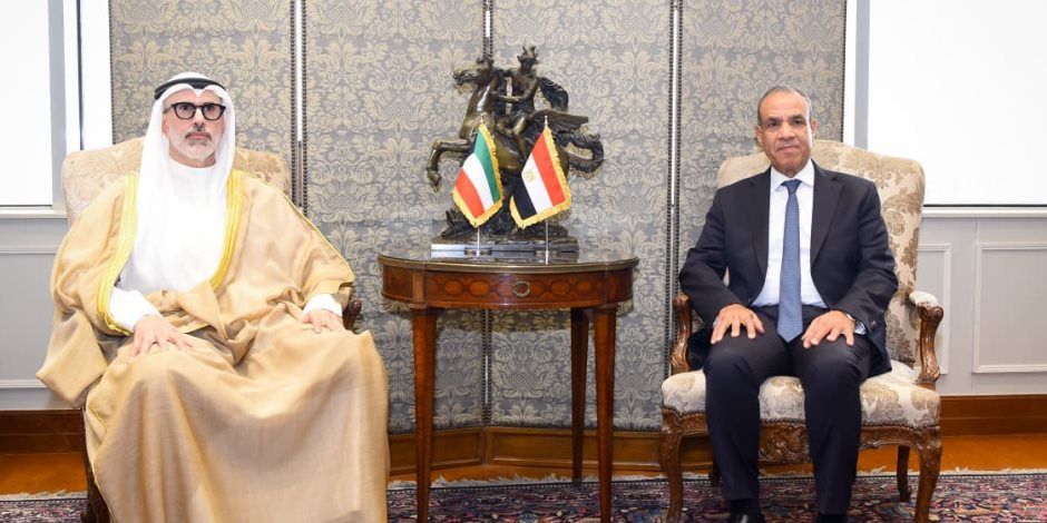 وزيرا خارجية مصر والكويت يعقدان مشاورات سياسية في القاهرة ويؤكدان عمق العلاقات الأخوية بين البلدين الشقيقين