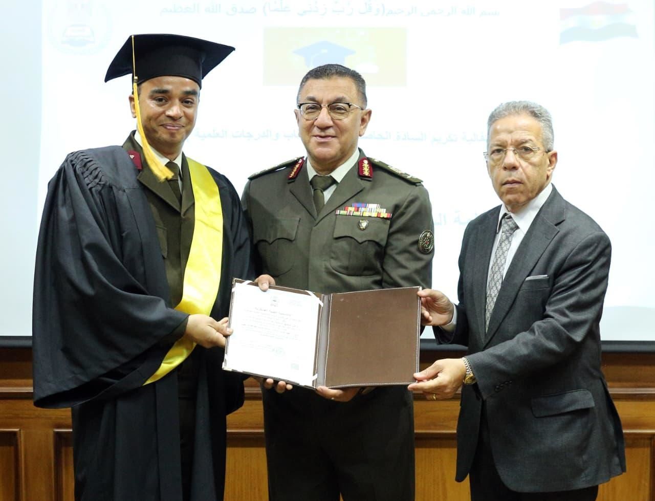 الأكاديمية الطبية العسكرية تنظم مراسم تسليم الشهادات العلمية للأطباء العسكريين والمدنيين