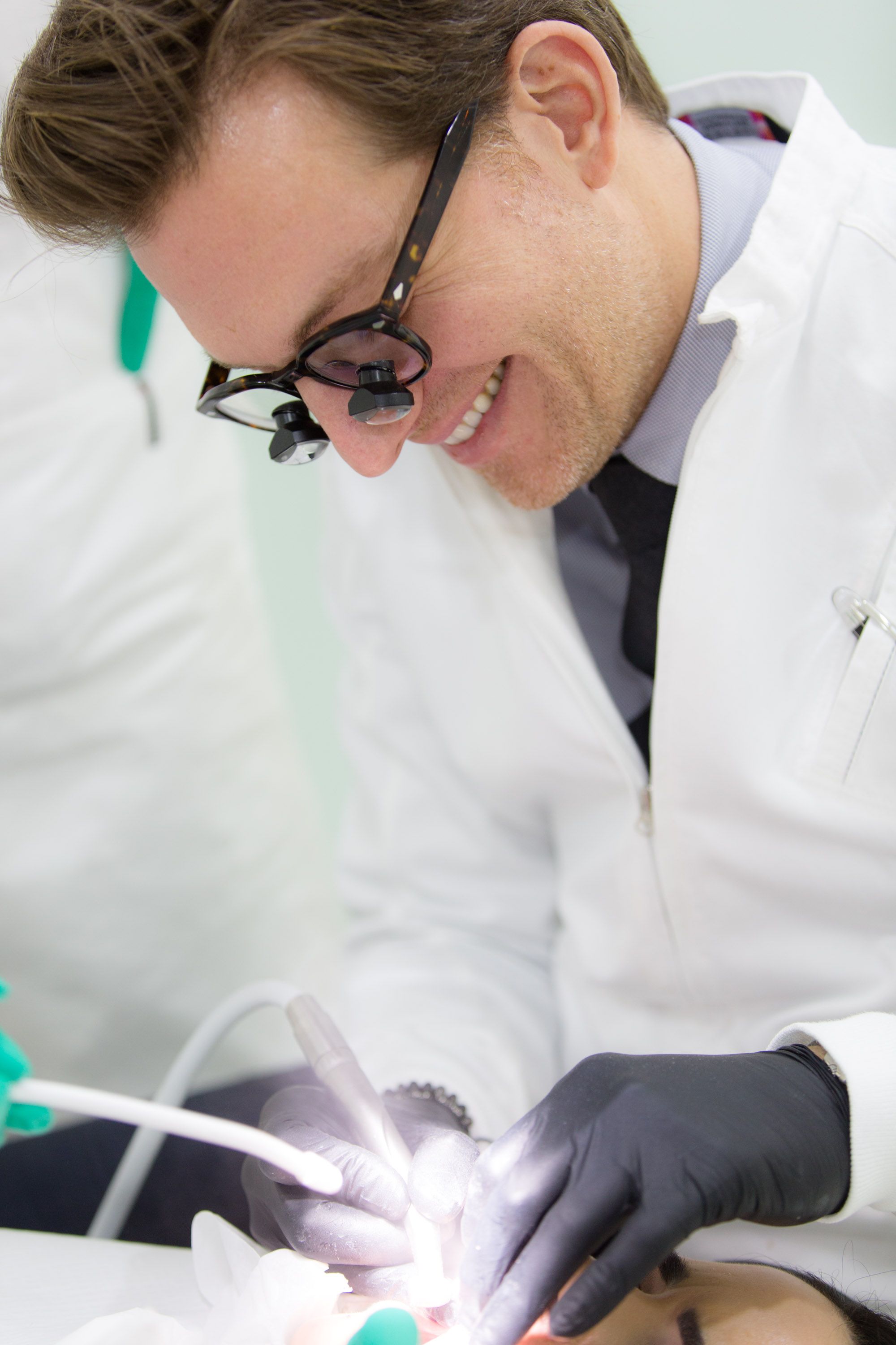 خاص "دوت الخليج" .. الدكتور مايكل أبا: طب الأسنان الوقائي يحمي من المشكلات الصحية ويضمن أسنانًا سليمة