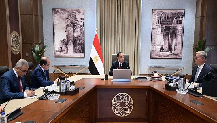 الحكومة تناقش سبل تأمين مخزون استراتيجي كاف ومطمئن من المنتجات البترولية