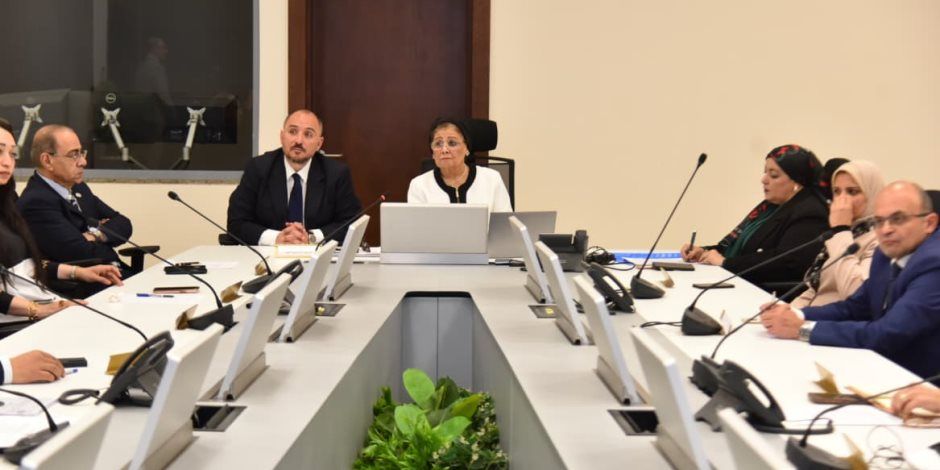 نائب وزير الصحة تبحث مع الجامعات تعزيز التعاون لتنفيذ الاستراتيجية الوطنية للسكان والتنمية وخطة 2025 - 2027 لخفض معدل الإنجاب