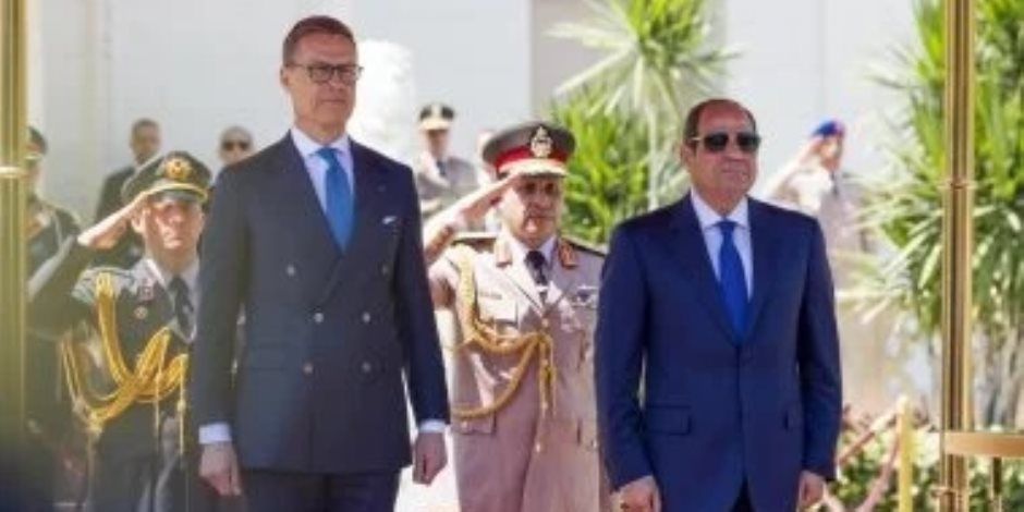 رئيس فنلندا بعد وصوله إلى القاهرة: شكراً للرئيس السيسي على الاستقبال الحار