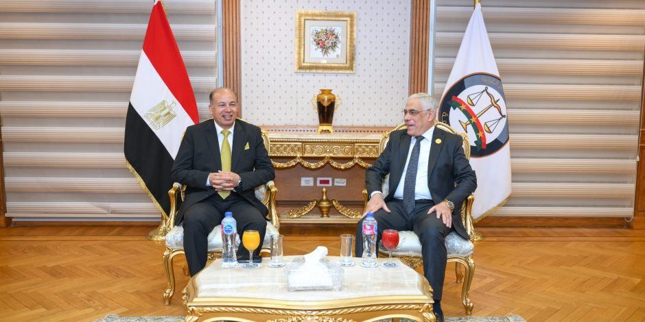 النائب العام يستقبل رئيس جامعة المنصورة ووفدًا من قياداتها وطلابها في ختام البرنامج التدريبي للتعريف بدور النيابة العامة