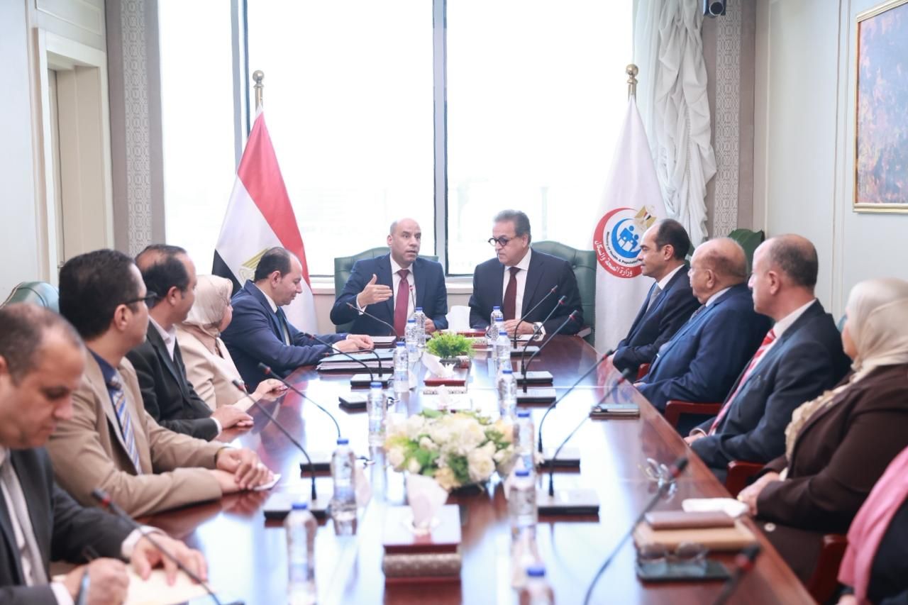 بروتوكول بين "الصحة والعمل" والمجلس الصحي لتقديم خدمات صحية وتطوير التدريب المهني