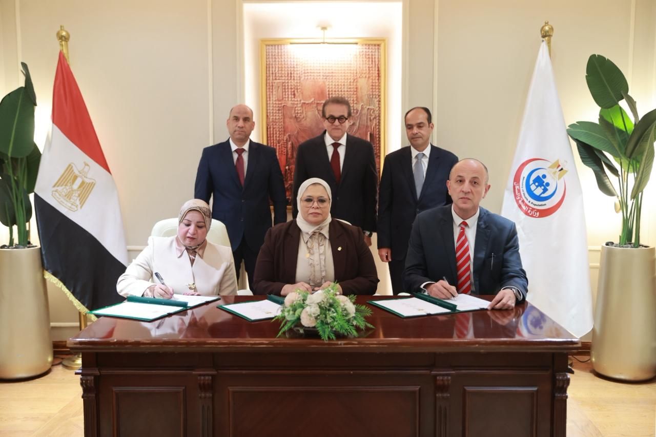 بروتوكول بين "الصحة والعمل" والمجلس الصحي لتقديم خدمات صحية وتطوير التدريب المهني