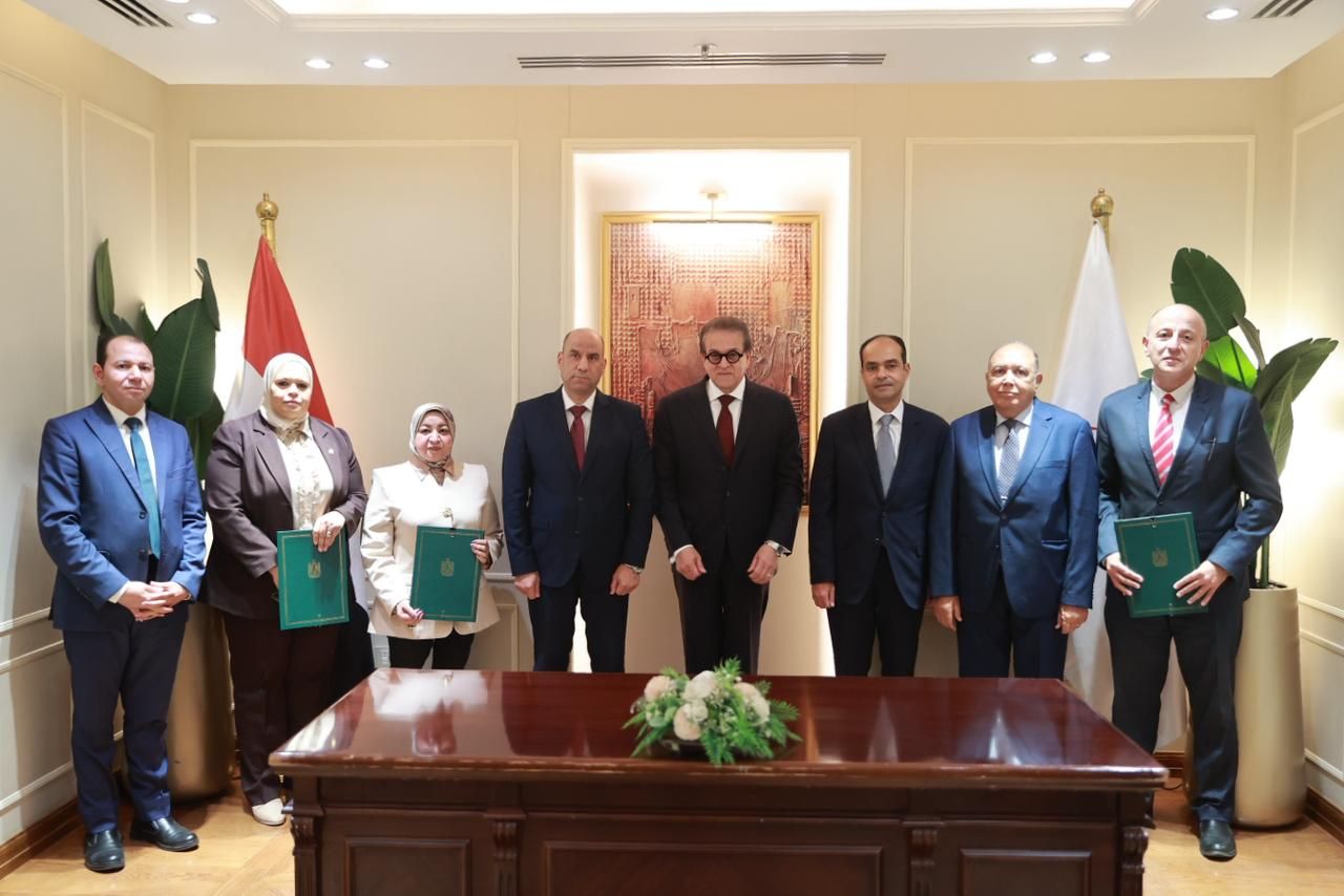 بروتوكول بين "الصحة والعمل" والمجلس الصحي لتقديم خدمات صحية وتطوير التدريب المهني