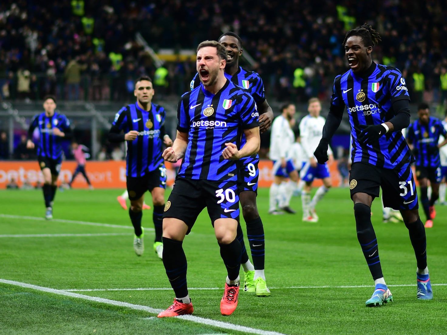 اطّلع على علي المجانية.. القنوات الناقلة لمباراة إنتر ميلان...