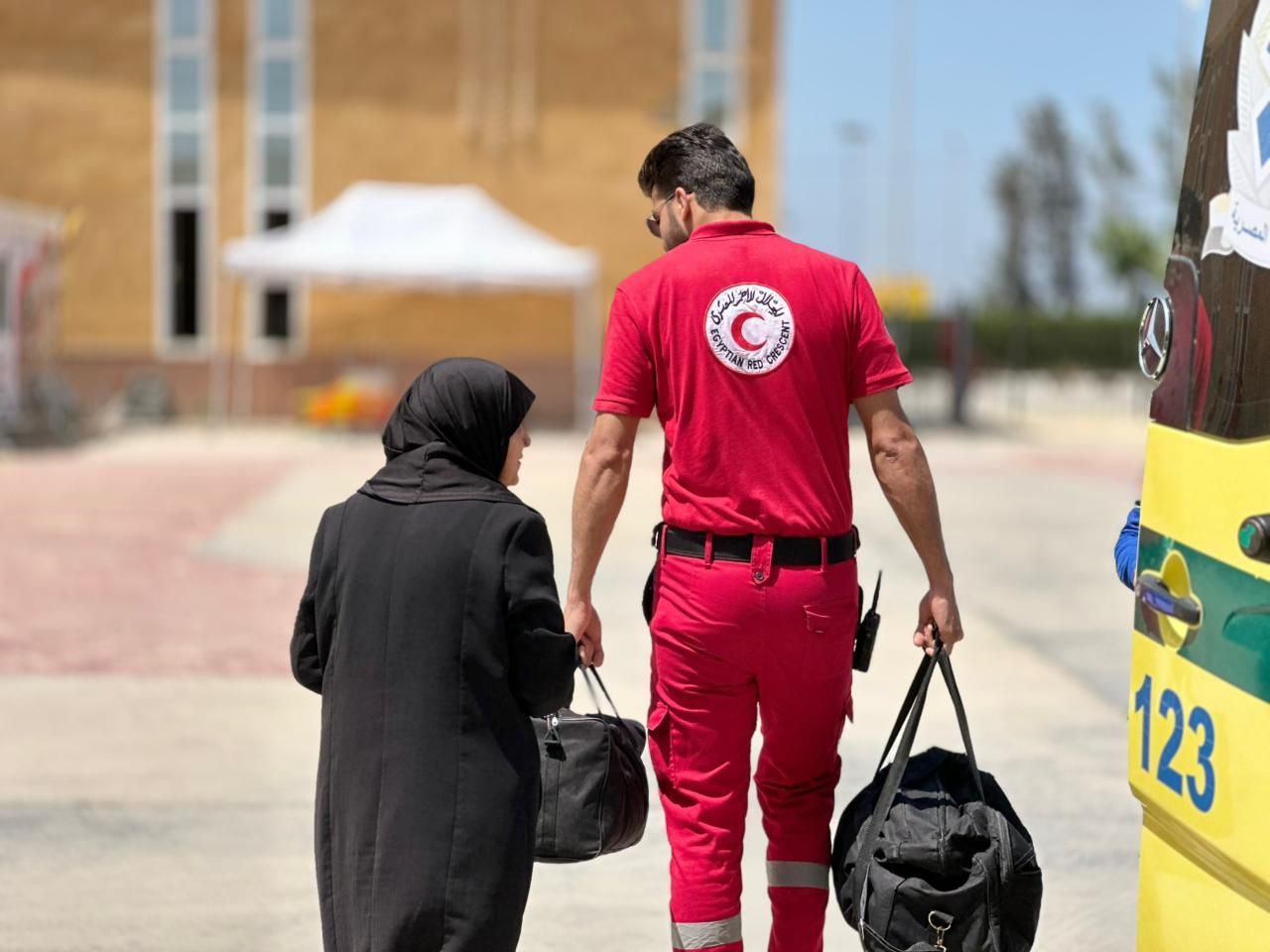 مصر تمد غزة بـ 5480 طن مساعدات غذائية.. وتستقبل دفعة جديدة من المصابين