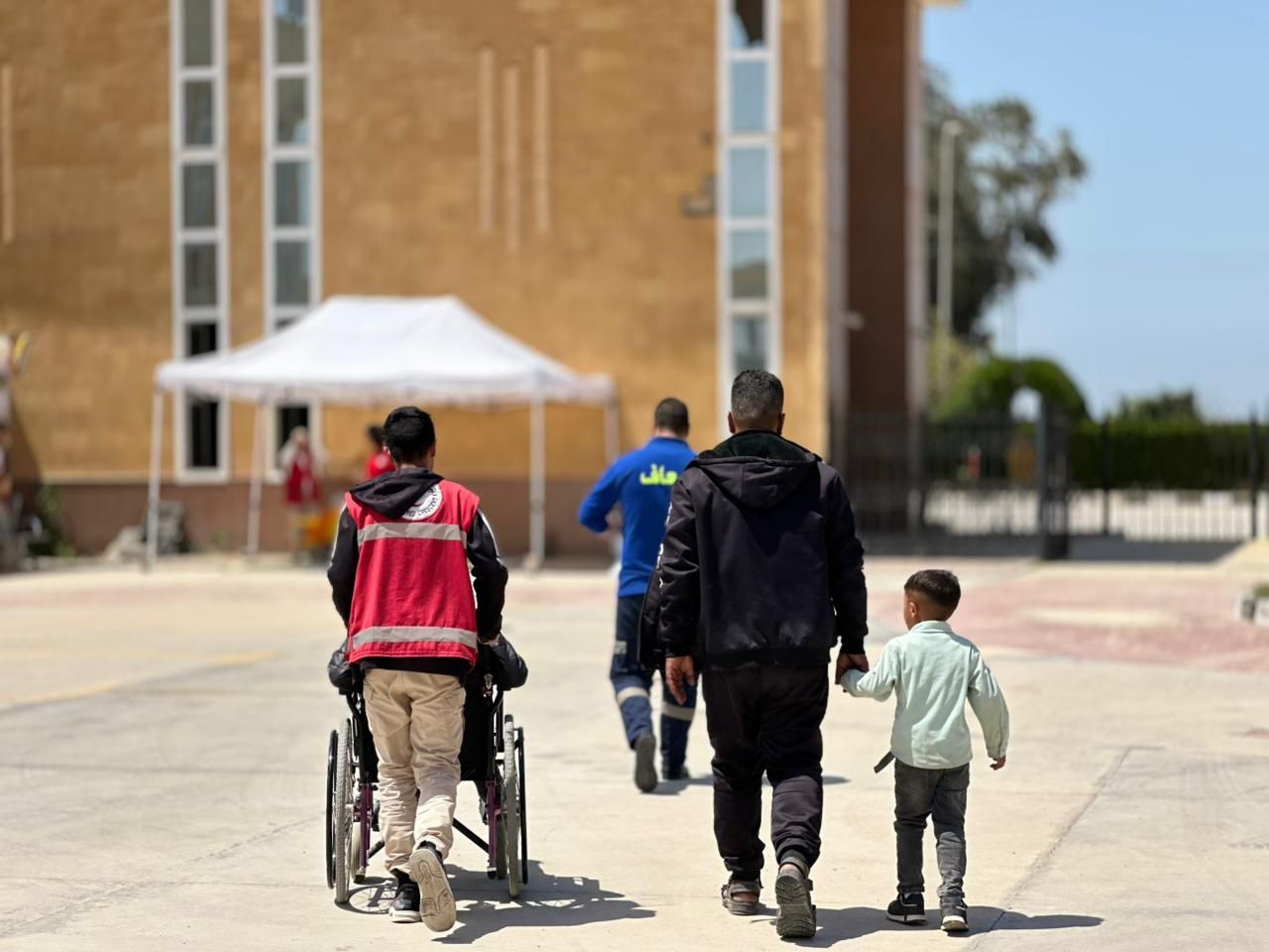 مصر تمد غزة بـ 5480 طن مساعدات غذائية.. وتستقبل دفعة جديدة من المصابين