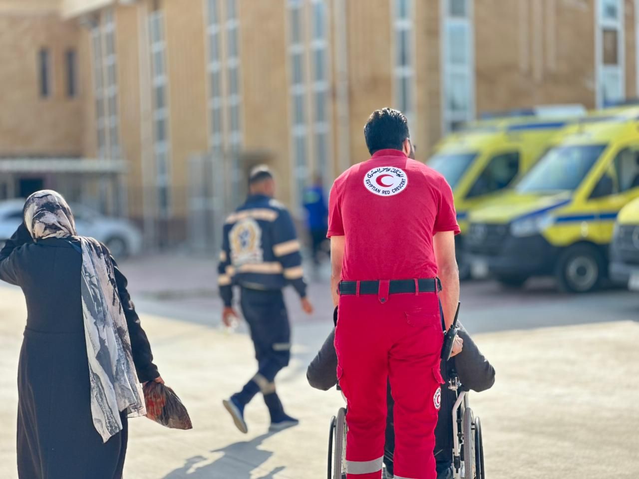 مصر تمد غزة بـ 5480 طن مساعدات غذائية.. وتستقبل دفعة جديدة من المصابين