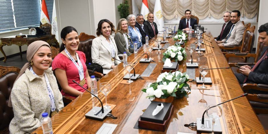 خلال تكريمه لبطلات بطولة العالم للأساتذة لسباحة الزعانف.. وزير الشباب والرياضة: طول ما انت بتقاتل وبتشتغل البلد هتساندك وهتدعمك