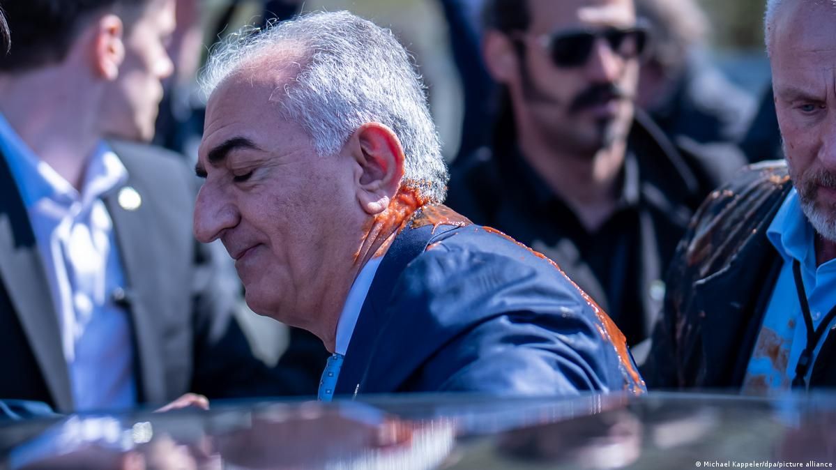 بالفيديو.. هجوم مفاجئ على رضا بهلوي في برلين...