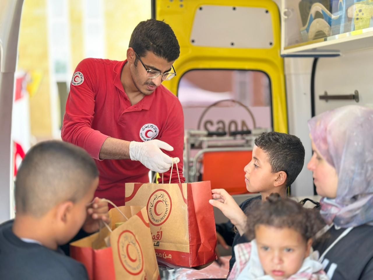 مصر تمد غزة بـ 5480 طن مساعدات غذائية.. وتستقبل دفعة جديدة من المصابين