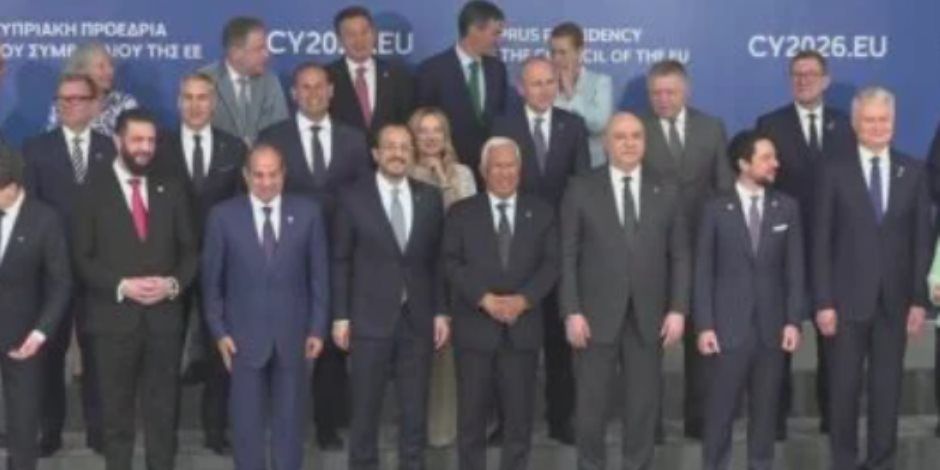 صورة تذكارية جماعية للرئيس السيسى مع المشاركين بالاجتماع العربى الأوروبى بقبرص