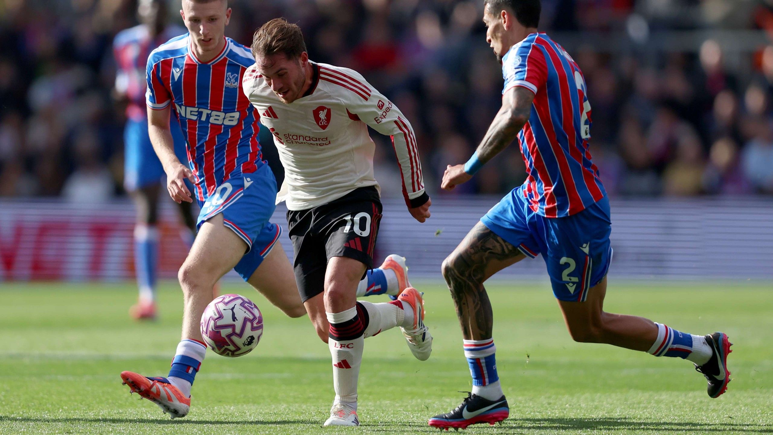 اطّلع على مجانًا.. القنوات الناقلة لمباراة ليفربول ضد كريستال...