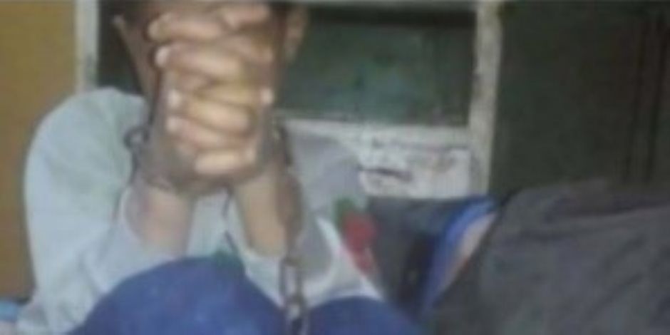 كشف ملابسات قيام أحد الأشخاص بتقييد نجله بسلسلة حديدية داخل أحد المنازل بالشرقية