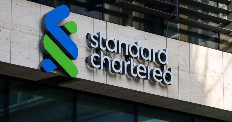 ستاندرد تشارترد يتوقع استمرار انخفاض أسعار النفط بالأسواق العالمية تدريجيًا