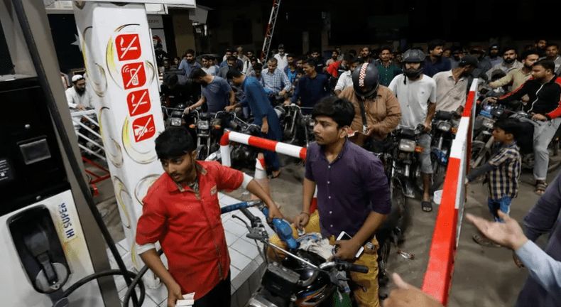 باكستان تقرر رفع أسعار الوقود